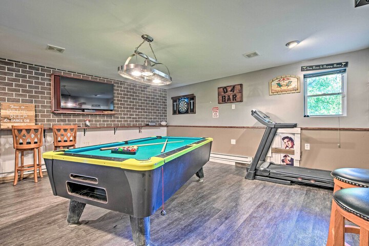 Lakefront Home w / Game Room Theater & Dock!
