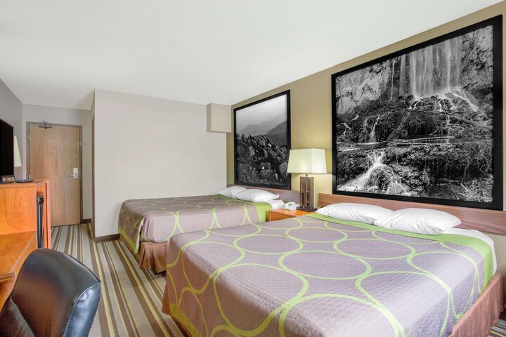 Room 33 of 47
