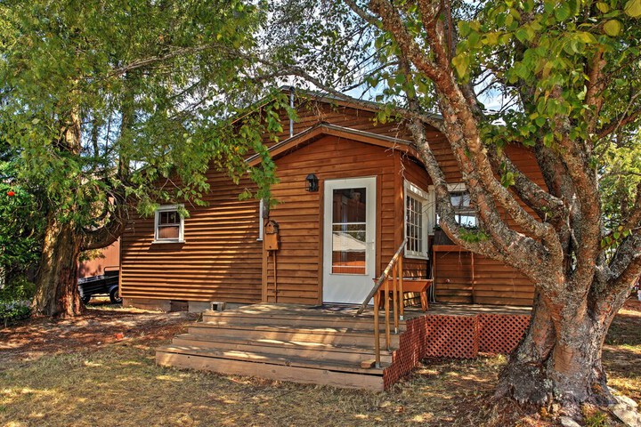 Newport Cabin w / Lakefront Private Porch & Grill!