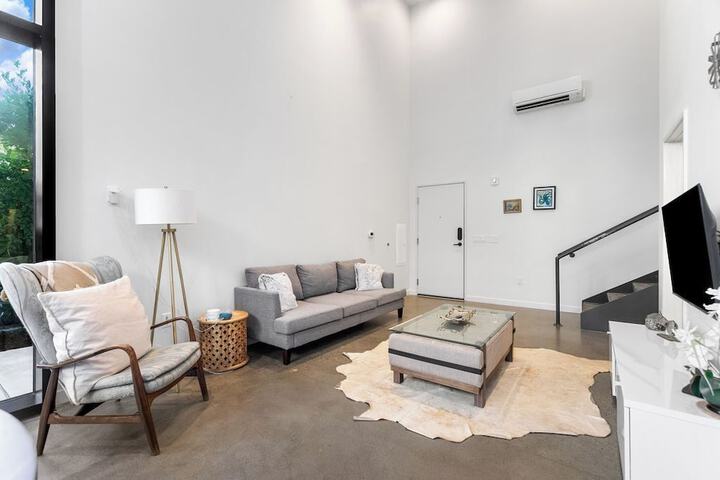 Airy and Open Corner Loft - 92 Walkscore