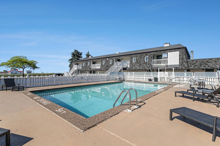 Snyders Shoreline Inn