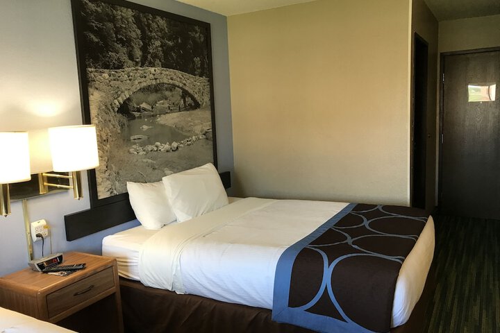 Room 5 of 9