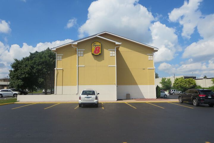 Super 8 by Wyndham Mundelein / Libertyville Area