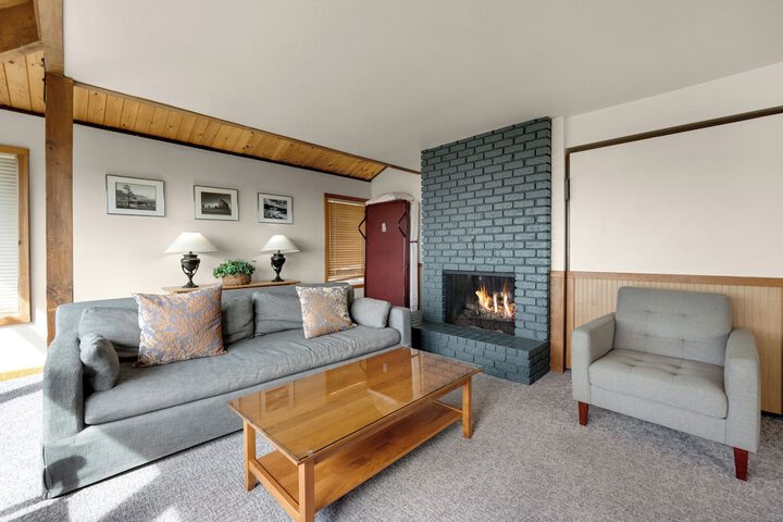 The Waves / The Argonauta Inn/The White Heron Lodge