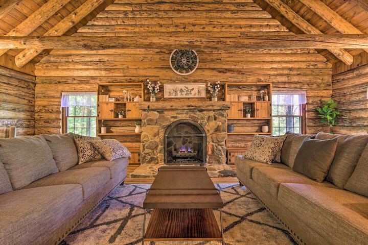 Secluded Cabin w / Spacious Kitchen & Dining Area!