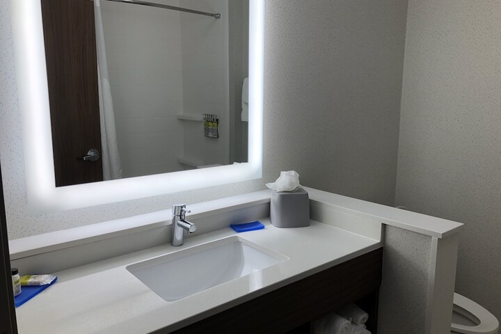 Holiday Inn Express & Suites Racine by IHG