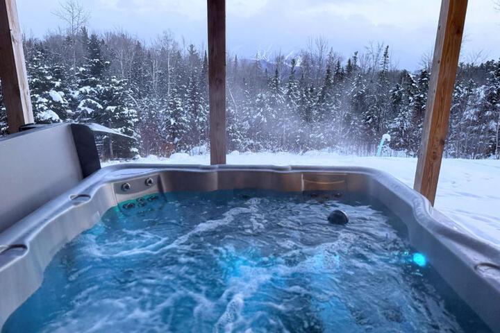 UV Log home with direct Cannon Mountain views Minutes to attractions Fireplace Pool Table AC