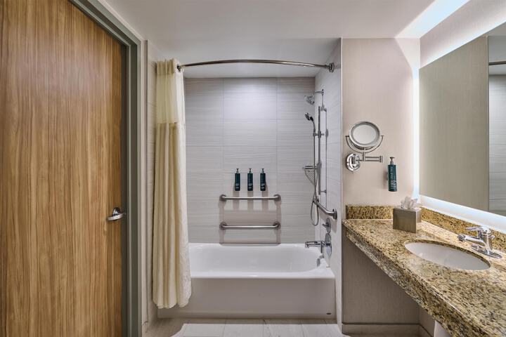 Hotel Zessa Orange County Airport a DoubleTree by Hilton
