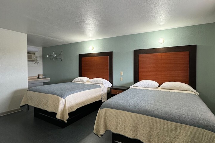 Room 4 of 8