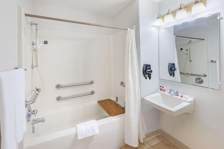 Super 8 by Wyndham Kinder / Coushatta near Casino