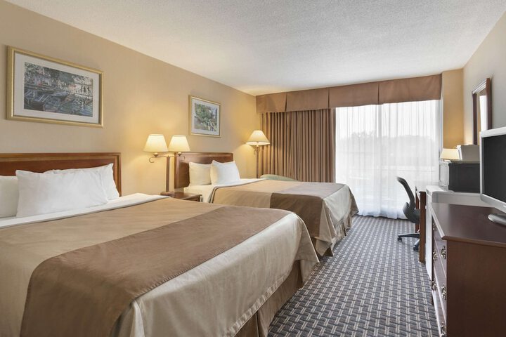 Ramada by Wyndham Belleville Harbourview Conference Centre