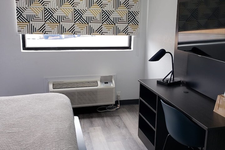 Room 13 of 18