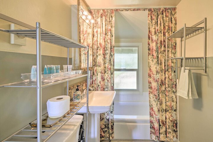 Direct Beach Access: Getaway on Port Orchard!