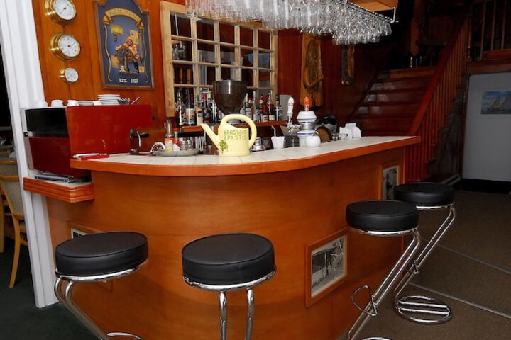 Lounge 32 of 35