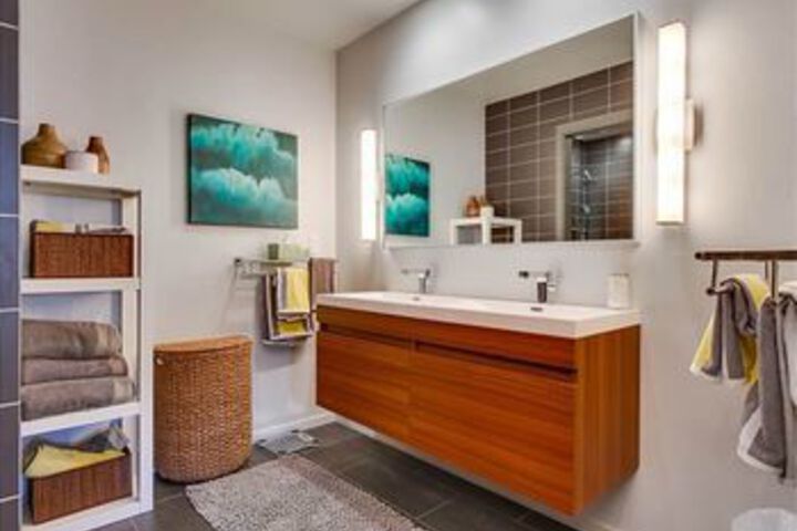 Newly remodeled Beach 2 Br condo by RedAwning