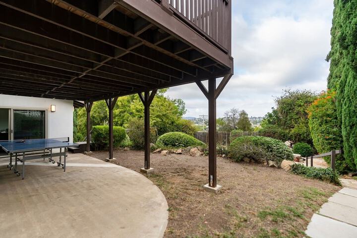 Spacious and Bright 5-bedroom Oasis Pool and Yard
