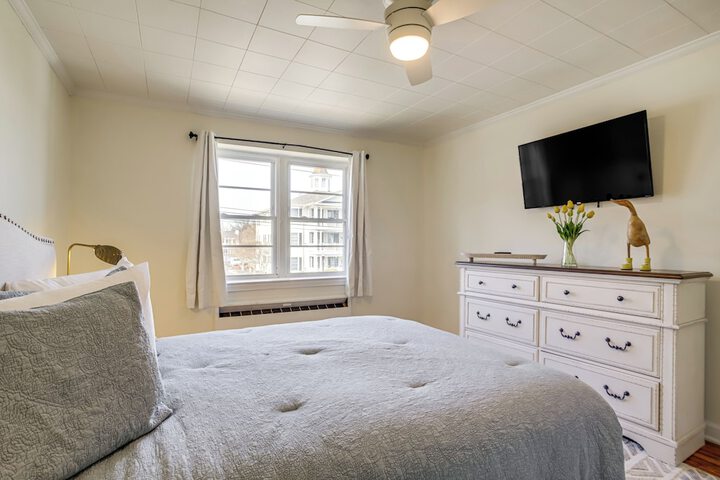 Cambridge Apt in Walkable Neighborhood