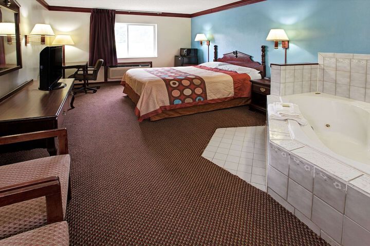 Super 8 by Wyndham Heath / Newark