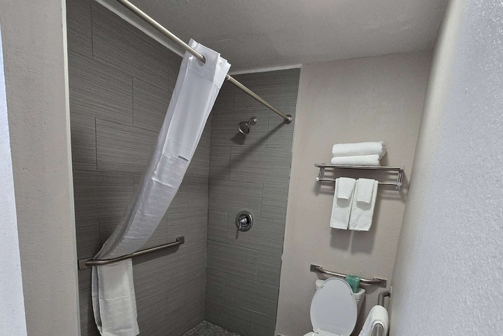 Room 11 of 32