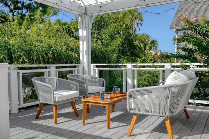 Hemlock by Avantstay Minutes From Folly Beach w / Multiple Patios