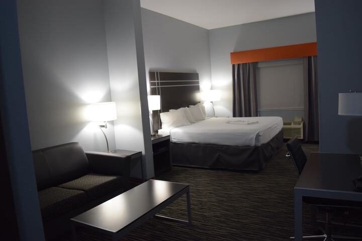 Room 32 of 46