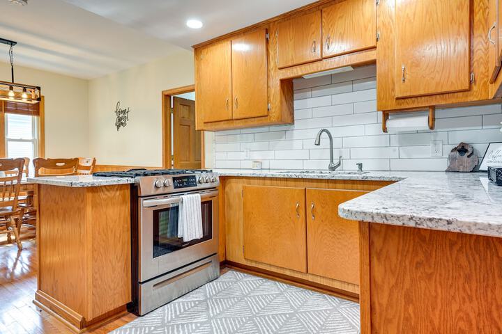 Grand Blanc Rental w / Gas Grill & Private Yard