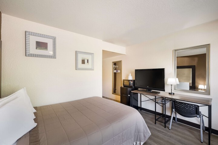 Room 32 of 37