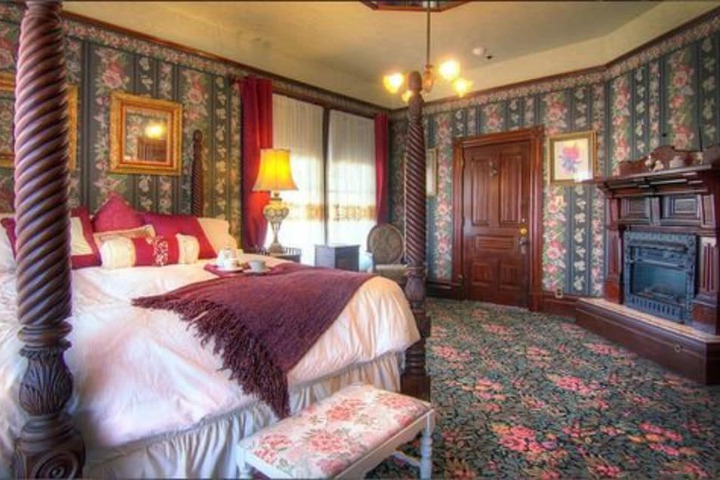Gingerbread Mansion Inn