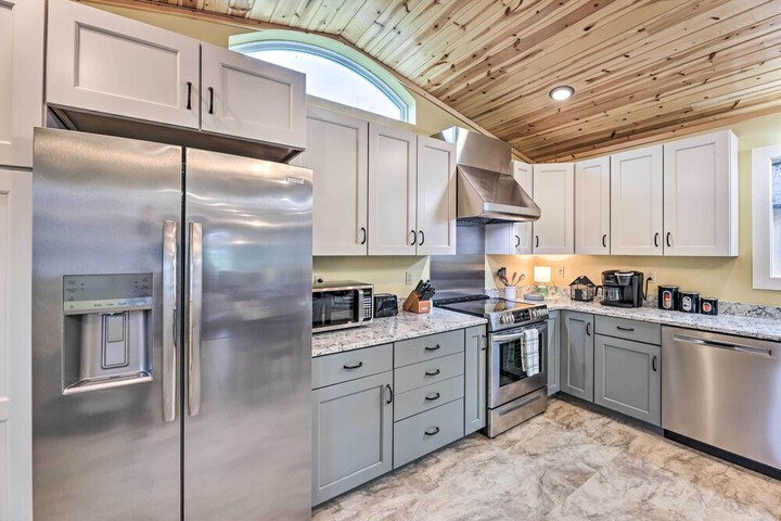 Modern Marlinton Home w / Hot Tub & Mtn Views!
