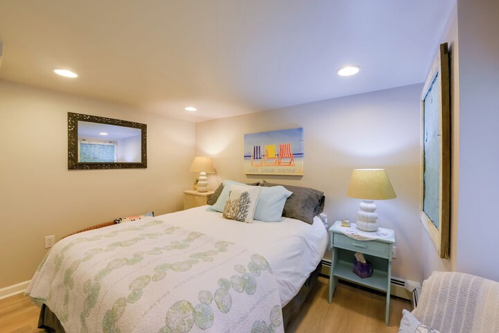 Cozy Ventnor Getaway: Walk to Public Beach!