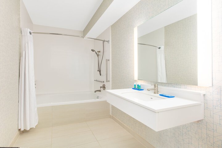 Holiday Inn Express Hotel & Suites Seaside-Convention Center by IHG