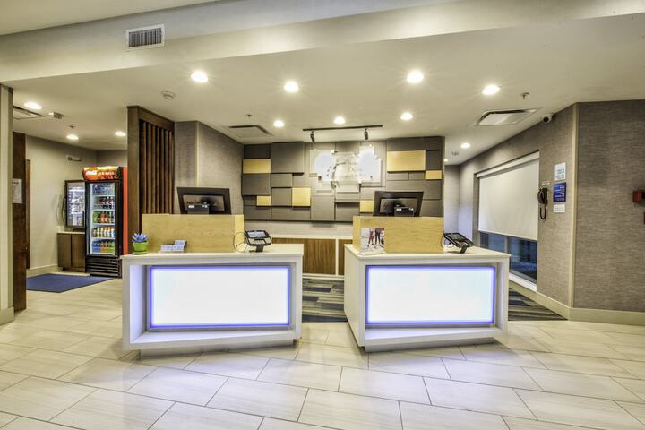 Holiday Inn Express & Suites Dallas NW - Farmers Branch by IHG