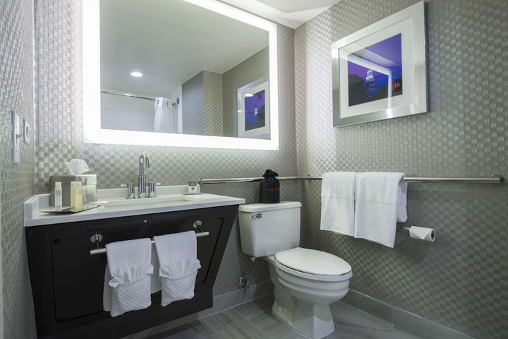 DoubleTree by Hilton Winston Salem - University