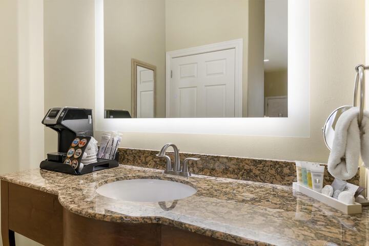 Best Western Plus Swiss Chalet Hotel & Suites