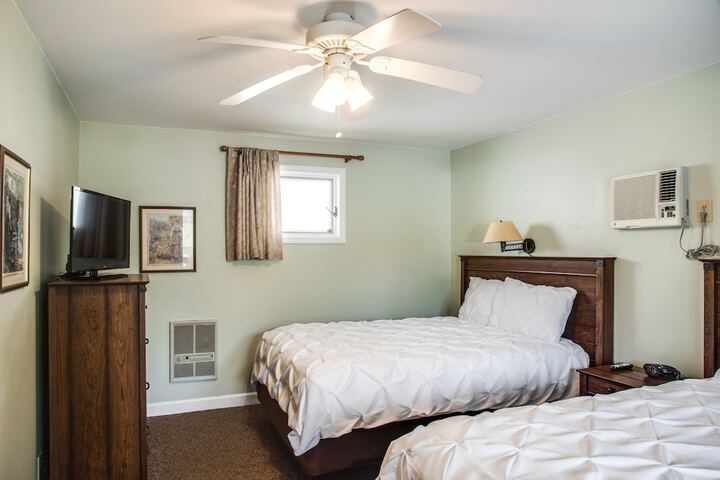 Room 33 of 102
