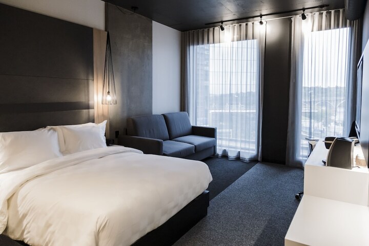 Room 27 of 33