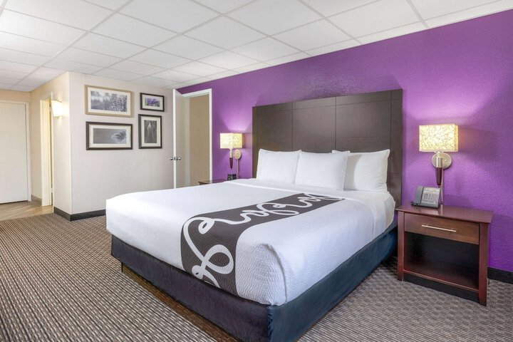 La Quinta Inn & Suites by Wyndham Clifton / Rutherford