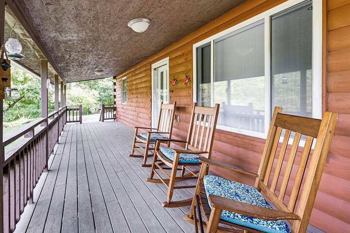 Riverfront Cabin w / Mtn Views in Tuckasegee!