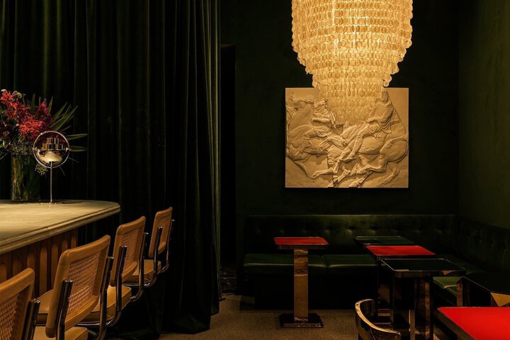 Lounge 82 of 93