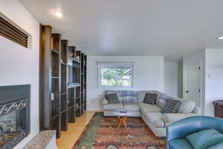 Lakefront Walker Home w / Boat Dock & Lift!