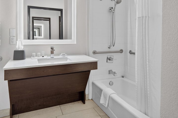 Holiday Inn & Suites Dallas-Addison by IHG