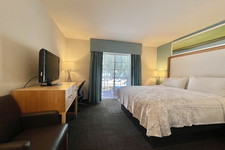 Room 10 of 28