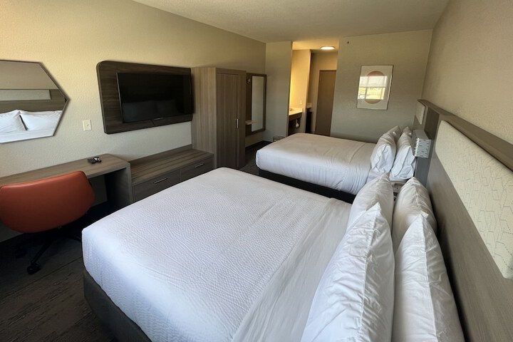 Room 16 of 28
