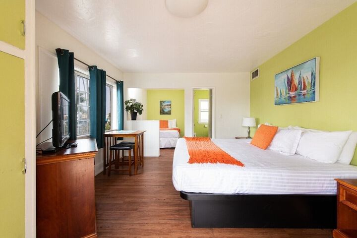 Room 9 of 18