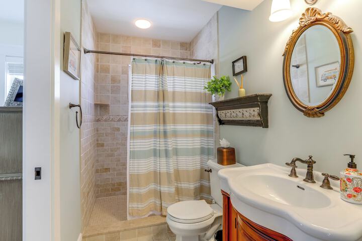 Spacious Avalon Beach House - 2 Blocks to Water!