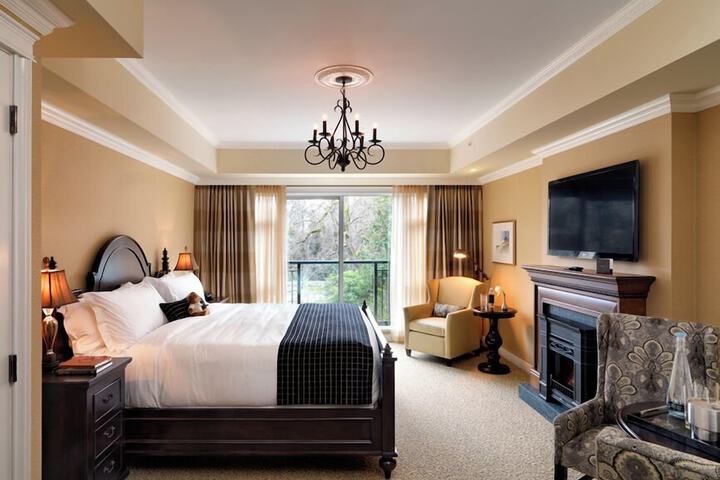 Oak Bay Beach Hotel