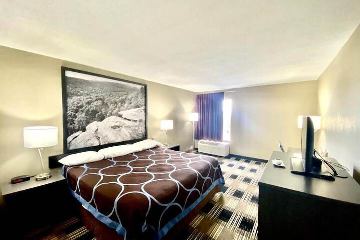 Room 8 of 12