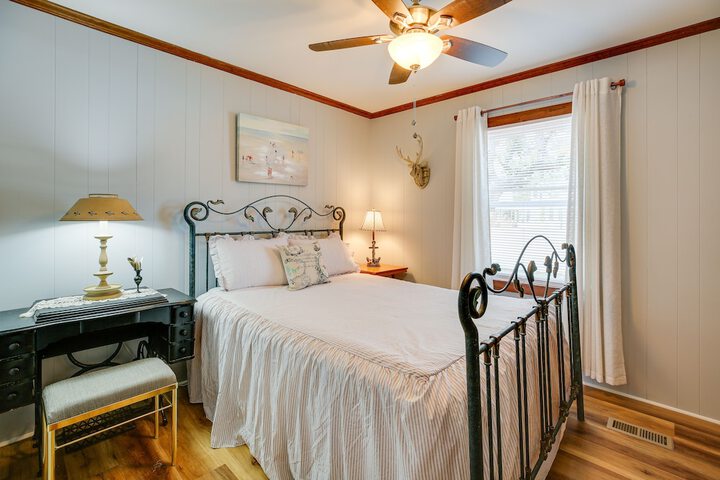 Oak Island Vacation Rental w / Decks Walk to Beach