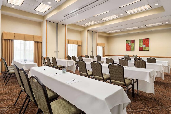 Country Inn & Suites by Radisson Mankato Hotel and Conference Center, MN