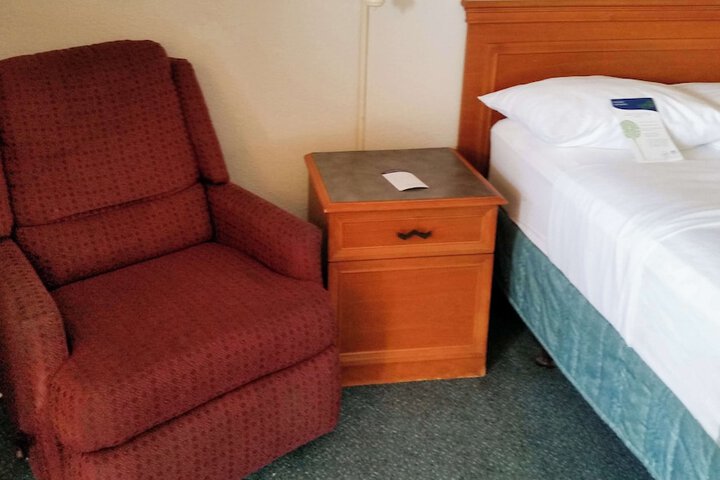 Room 13 of 16
